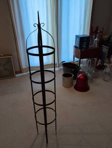 lot 2669 image: Decorative Metal Garden Obelisk Tower