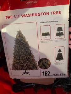 lot 2673 image: 7.5ft Pre-lit Washington Christmas Tree with Storage Bag
