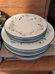 lot 2674 image: Pfaltzgraff Winterberry Dinnerware Serving  for 4
