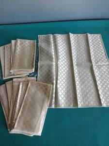 lot 9095 image: Gold Geometric Pattern Fabric Napkin Set and nice table cloth