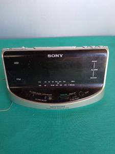 lot 9105 image: Classic Sony Dream Machine AMFM Clock Radio ICF-C492 Bonus Soundesign Radio