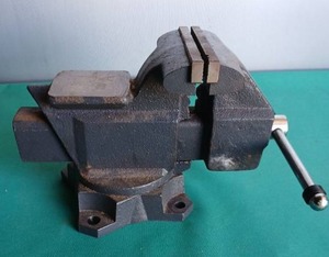 lot 9108 image: Cast Iron Bench Vise with Swivel Base