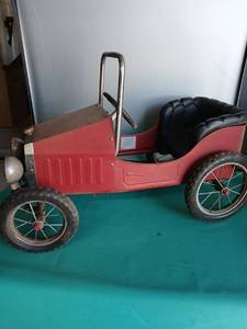 lot 9118 image: Modern Reproduction Model 1938 Classic Style Pedal Car with Working Steering