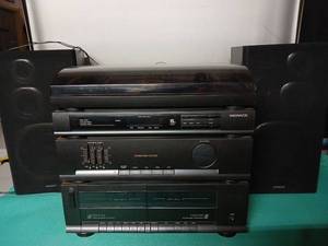 lot 9128 image: Magnavox Stereo System with Turntable and Components - Retail $75