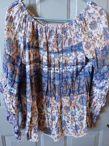 lot 9162 image: Womens Floral Print Long Sleeve Peasant Blouses - Retail $15