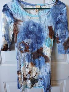 lot 9163 image: Womens Clothing Bundle - Abstract Print and Navy Tops - Retail $15