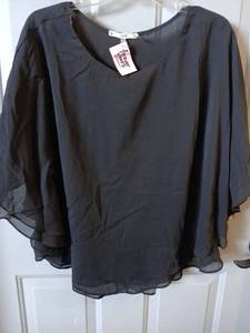 lot 9172 image: Womens Designer Fashion Tops Bundle - Navy Sheer Blouse & Green AM PM Top - Retail $35