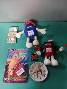 lot 9185 image: Mixed Lot Science Gone Wild Comic M&M Figures Money Socks Dinosaur Plate - Retail $15