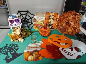 lot 9196 image: Halloween and Fall Seasonal Decoration Bundle - Retail $25