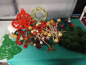 lot 9198 image: Christmas Holiday Decoration Lot - Retail $15