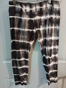 lot 9204 image: Victorias Secret PINK Leggings Bundle - Tie Dye and Aztec Print - Retail $25
