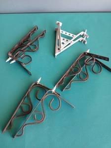 lot 9227 image: Decorative Metal Shelf Brackets Set - Retail $15