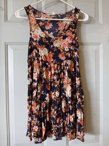 lot 9267 image: Womens Clothing Bundle - Floral Dress and Lace Top - Retail $15