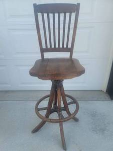 lot 2 image: Architect Drafting Stool Early 1900s