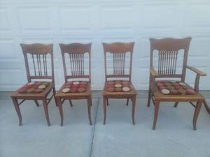 lot 3 image: Antique Dinning Chairs