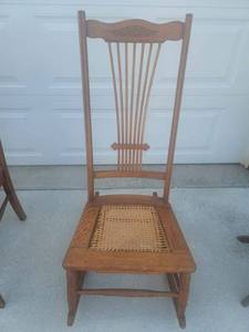 lot 4 image: Antique Oak Rocking Chair