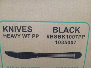 lot 3467 image: Berkeley Square Heavy Weight Black Plastic Knives (100 Count)