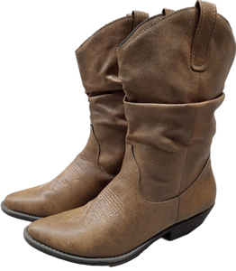lot 3379 image: Womens Tan Slouch Cowboy Boots with Embroidered Details (Size 9M)