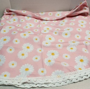 lot 4213 image: Pink Daisy Print Round Tablecloth with White Lace Trim 60 in.