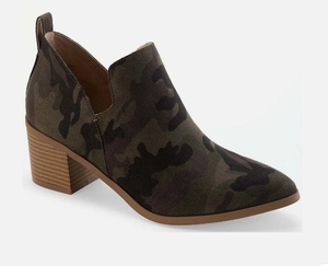 lot 4363 image: Sun  Stone Womens Green Camouflage Yuni Booties Size 9