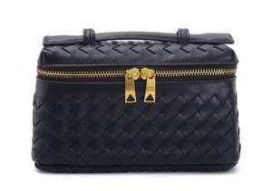 lot 4650 image: Brown Woven Hand Bag With Handle. 9x3x5