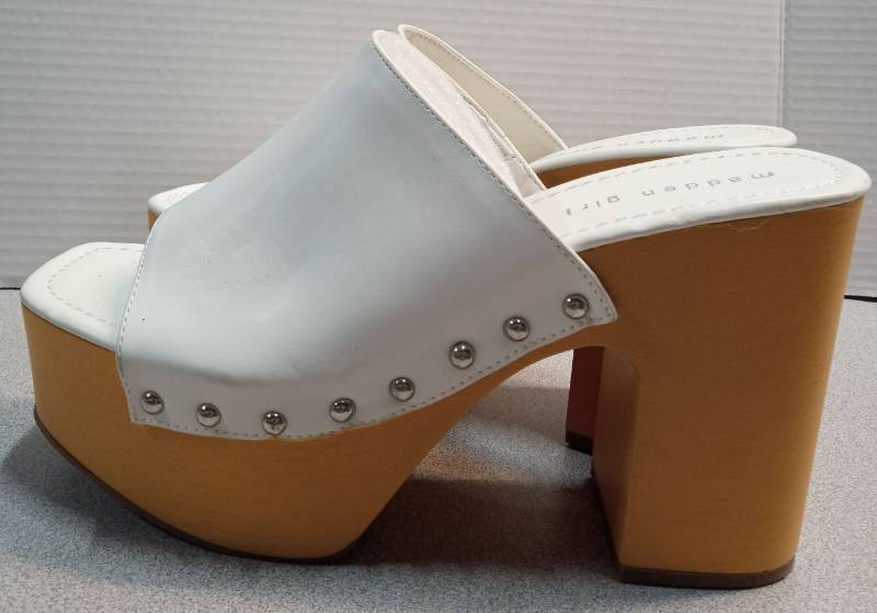 lot 4256 image: Madden girl White Leather Platform Clogs with Silver Studs - Size 8.5