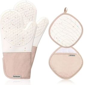 lot 4983 image: Silicone Oven Mitts and Pot Holders Set