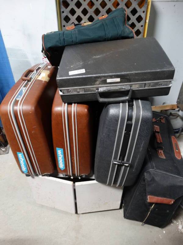 lot 10435 image: 6 pieces of luggage with metal cabinet