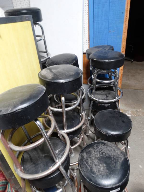 lot 10436 image: 19 black bar stools with metal bases
