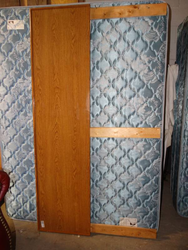 lot 10439 image: Simmons sleep dream queen sized  mattress and box springs with wooden head board