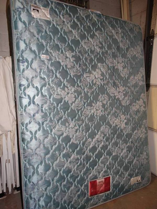 lot 10440 image: Simmons sleep dream queen sized  mattress and box springs