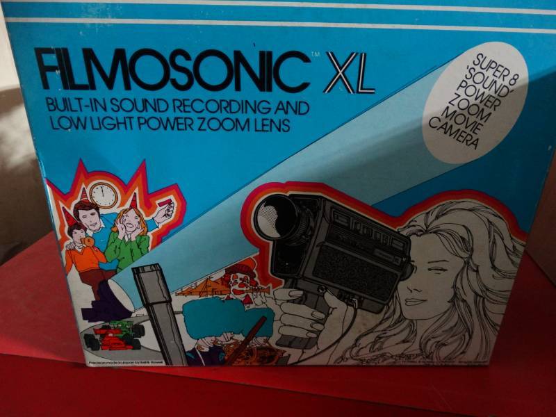 lot 10452 image: vintage bell and Howell camera with satchel