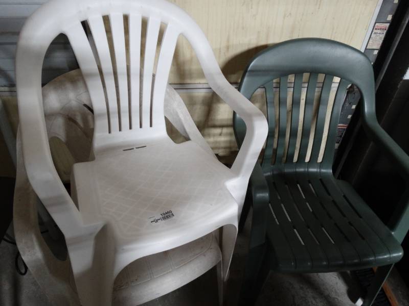 lot 10460 image: lot of 3 plastic lawn chairs
