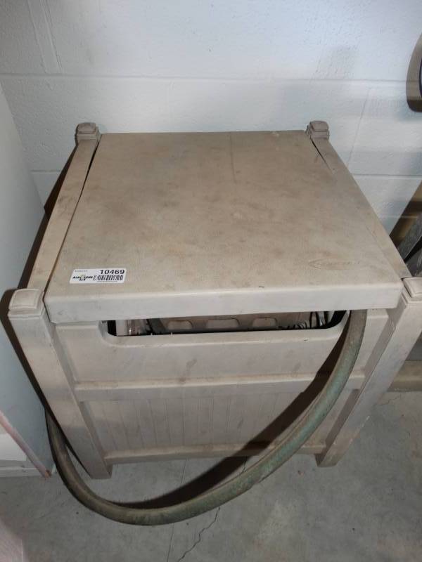 lot 10469 image: garden hose reel