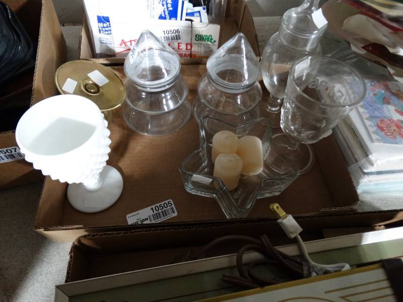 lot 10505 image: Lot of Decorative Glassware