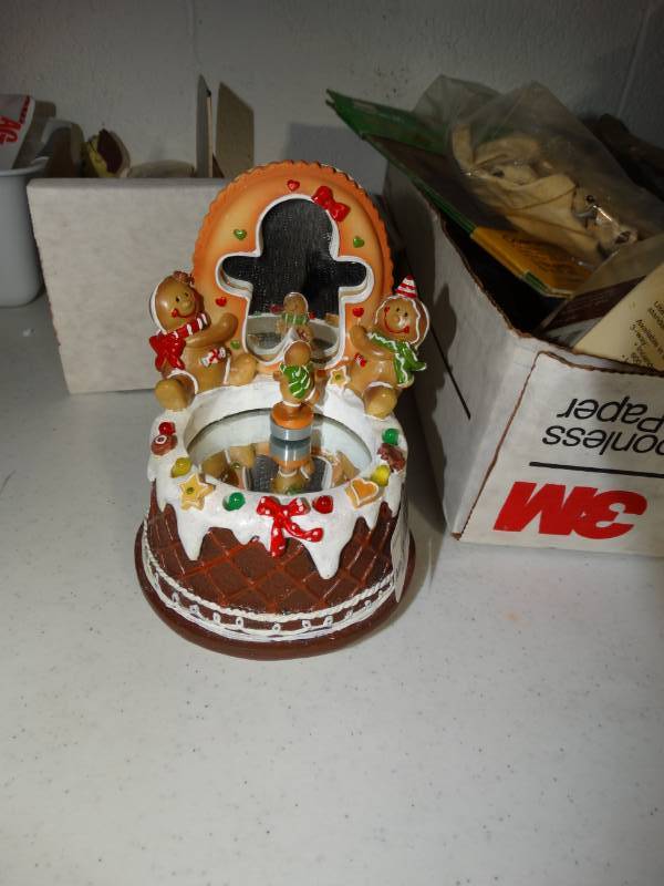 lot 10527 image: Skating Music Box