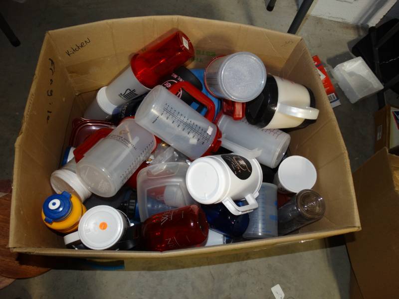 lot 10529 image: Box of Plastic Kitchenware