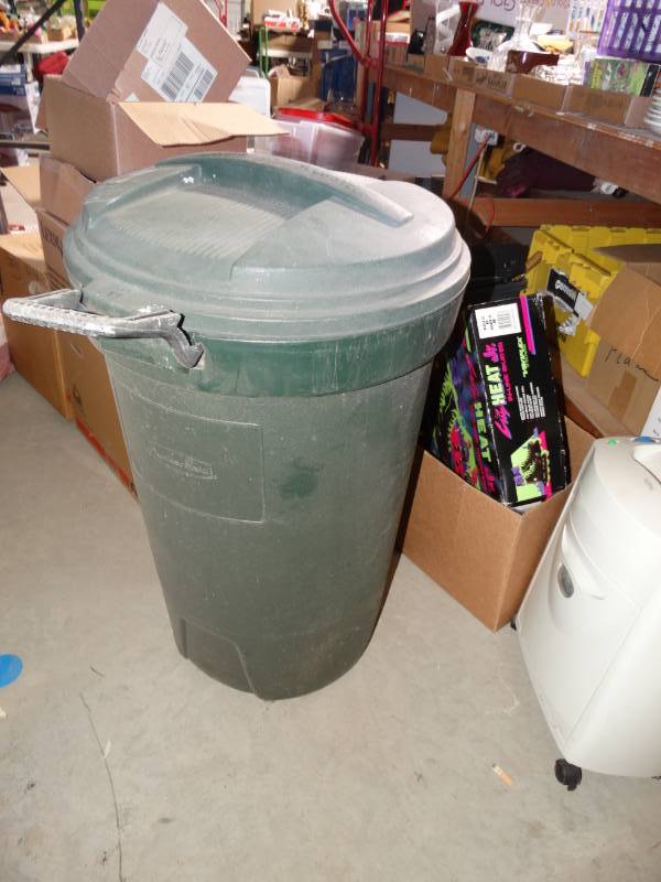 lot 10531 image: Rubbermaid Trashcan with Lid