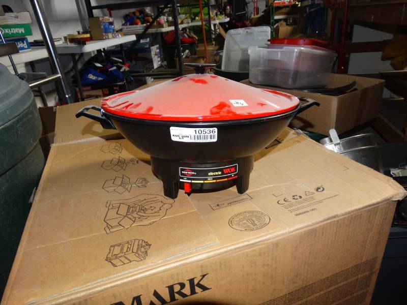 lot 10536 image: West Bend Electric Wok