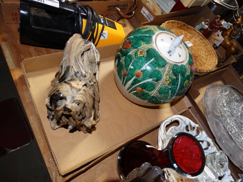 lot 10563 image: Lot of 2 Porcelain Home Decorations