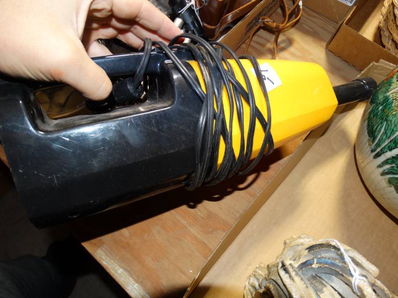 lot 10565 image: Anex 12 Volt car Vacuum