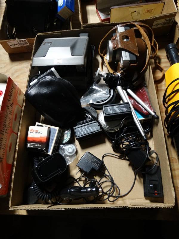 lot 10566 image: Lot of Vintage Cameras and Camera Equipment