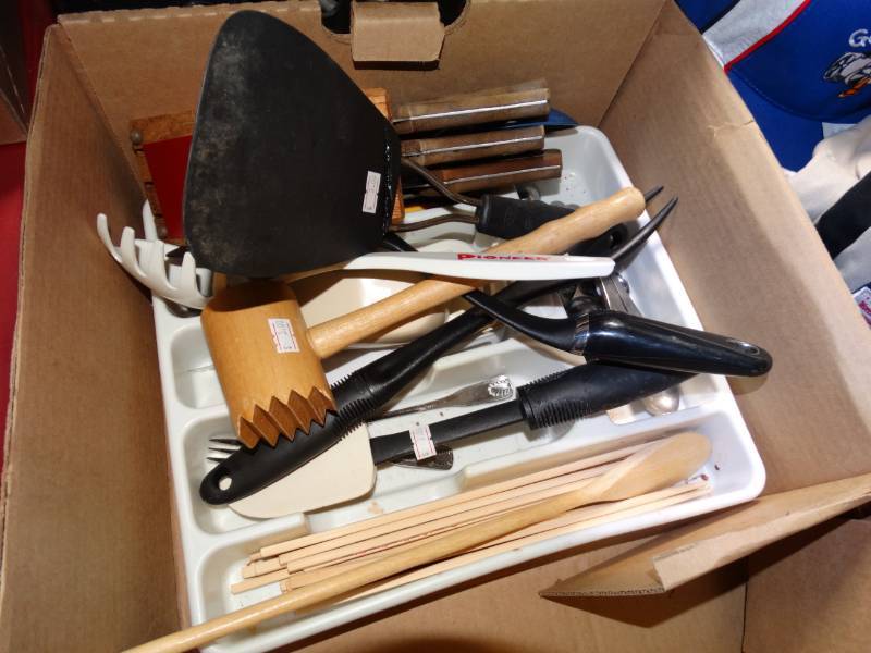 lot 10571 image: Lot of Kitchen Utensils