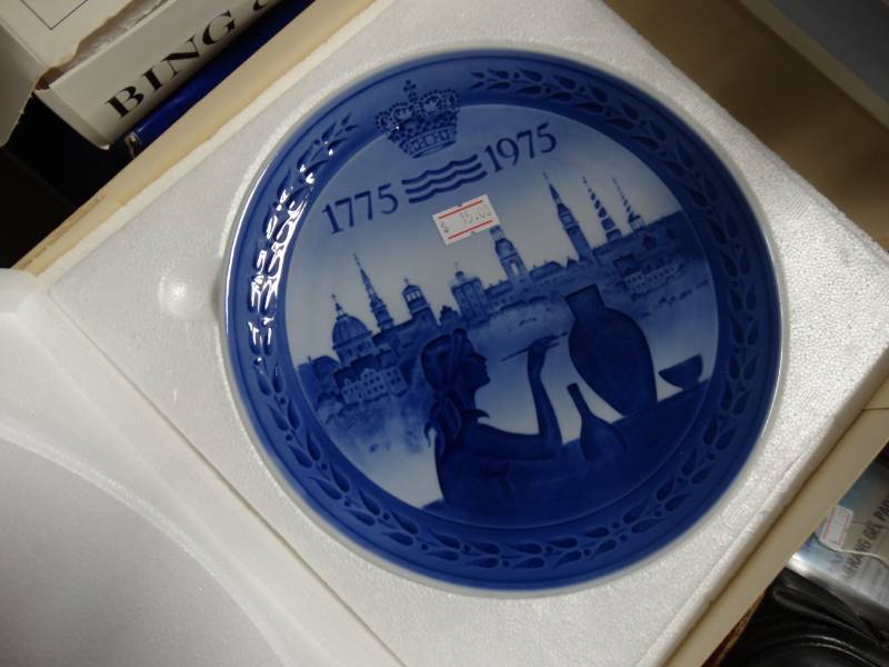 lot 10574 image: Lot of Porcelain Decorative Plates