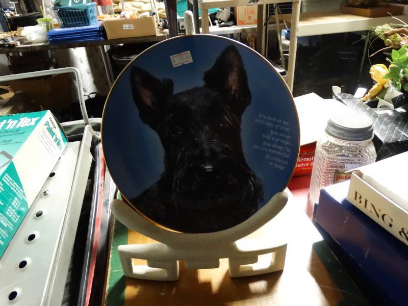 lot 10576 image: Decorative Collector Plate w 2 Plate Stands