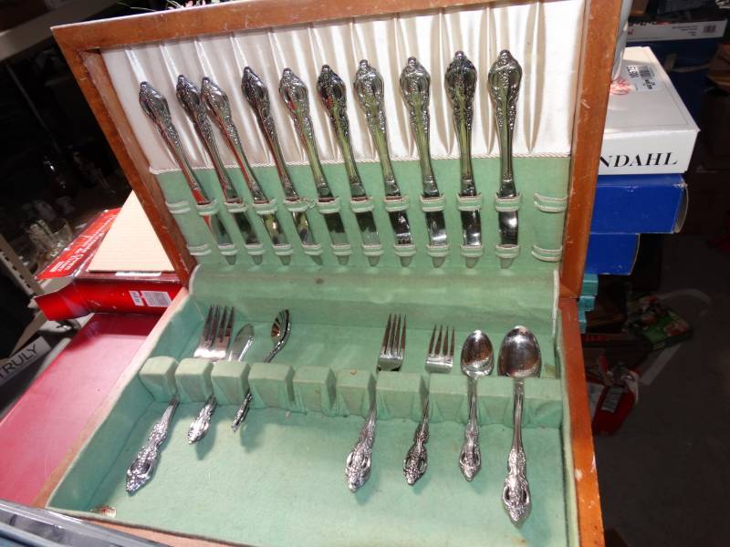 lot 10577 image: Wooden Silverware Box w Set of 32 Pieces