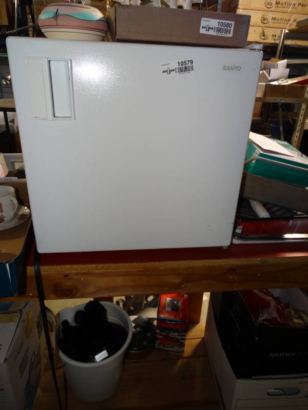 lot 10579 image: Sanyo Mini-Fridge