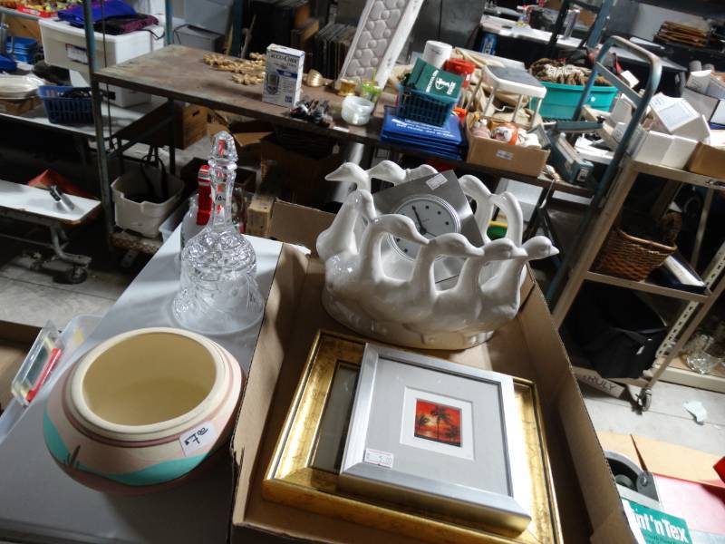 lot 10580 image: Lot of Home Decor