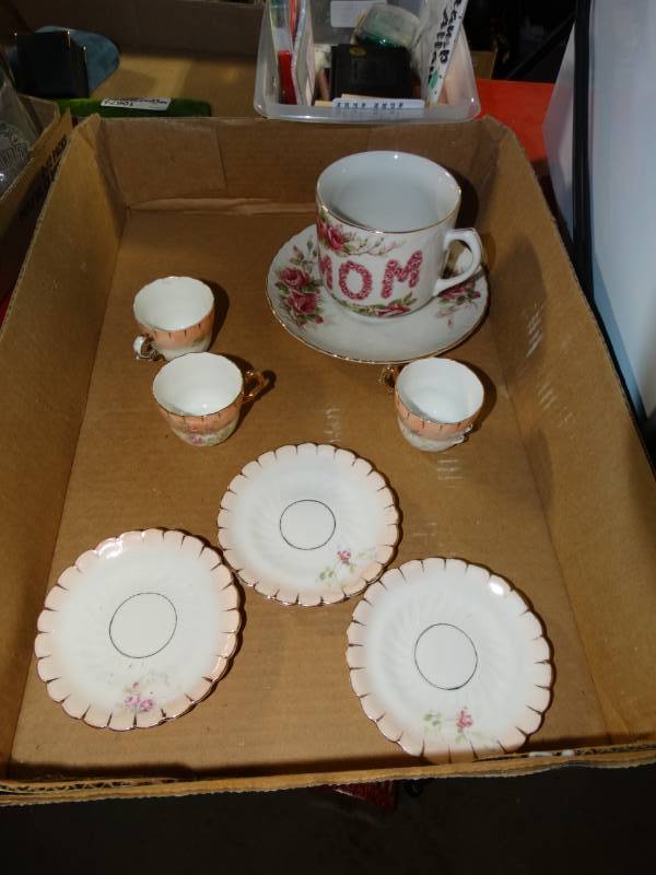 lot 10581 image: 8 Piece China Set