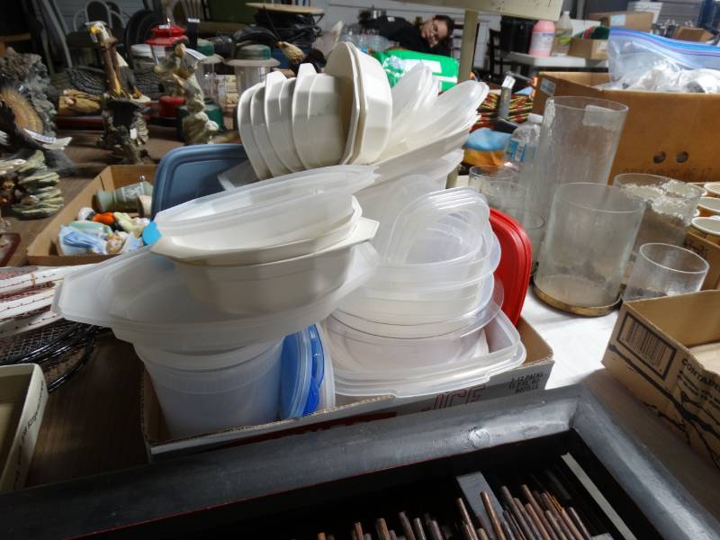 lot 10614 image: Lot of Misc. Tupperware